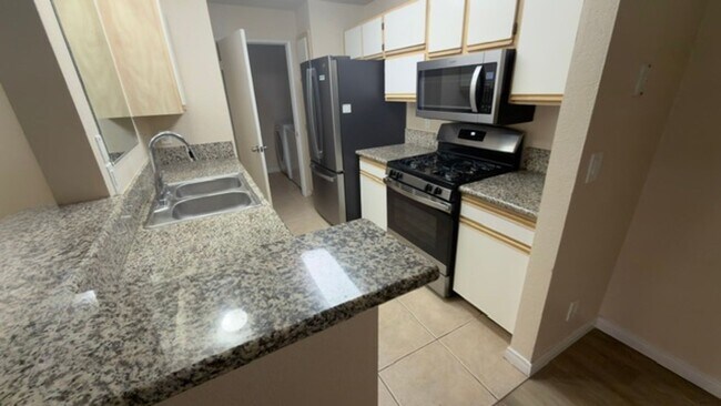 Building Photo - 2 Bedroom Condo!