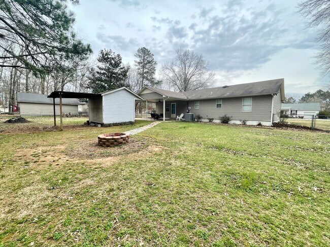 Building Photo - Lovely home east of Athens! Fenced back yard!