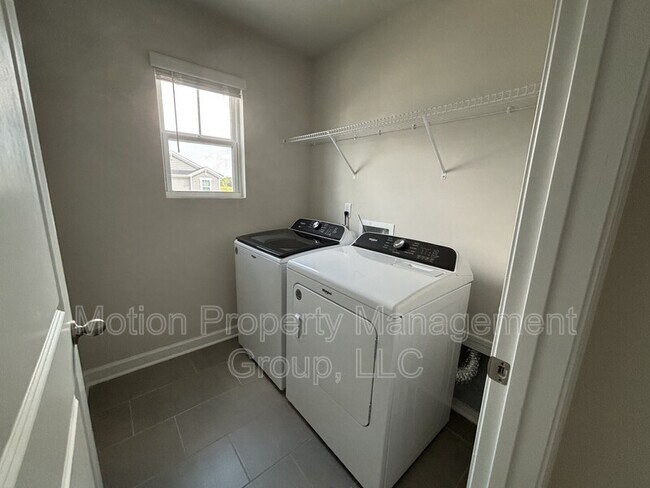 Building Photo - 1402 31st St NE