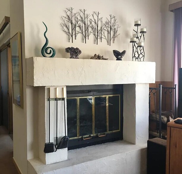 wood burning fireplace - 101 Blue Grouse Ln