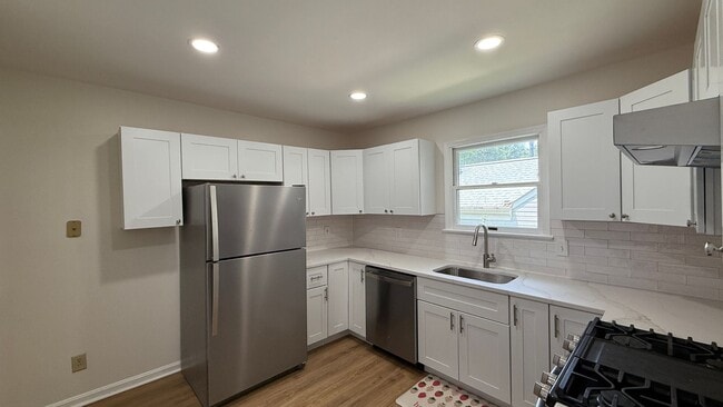 Building Photo - Newly Refreshed Rambler in Convenient Loca...
