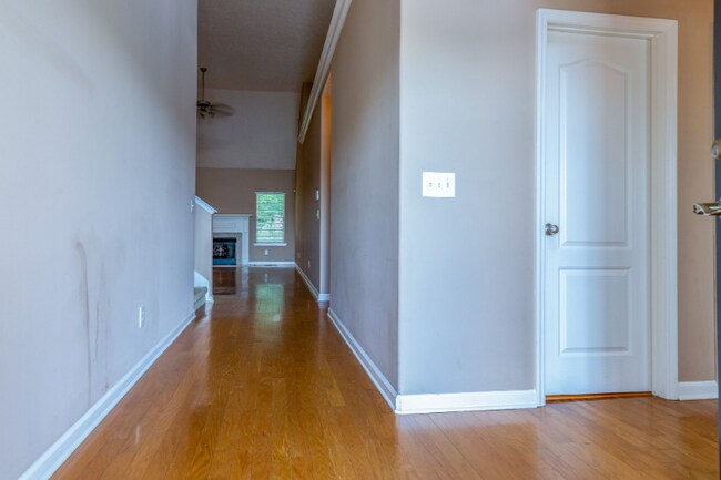 Building Photo - 1800 Woodland Pointe Dr