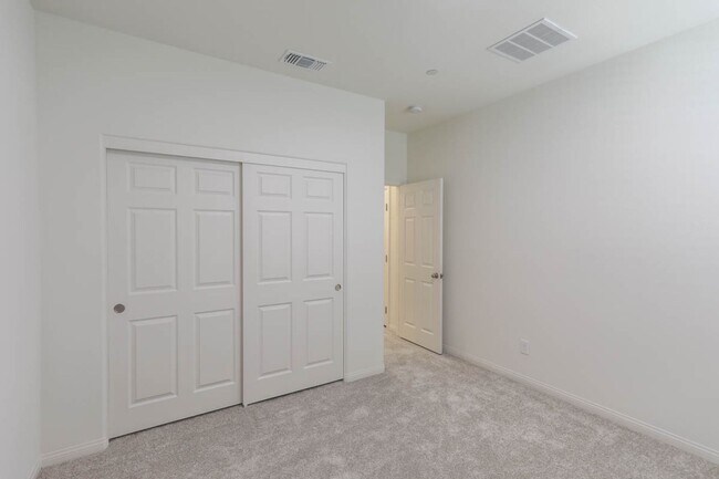 Building Photo - Brand New Inspirada Beauty With 1st Floor Bed and Bath