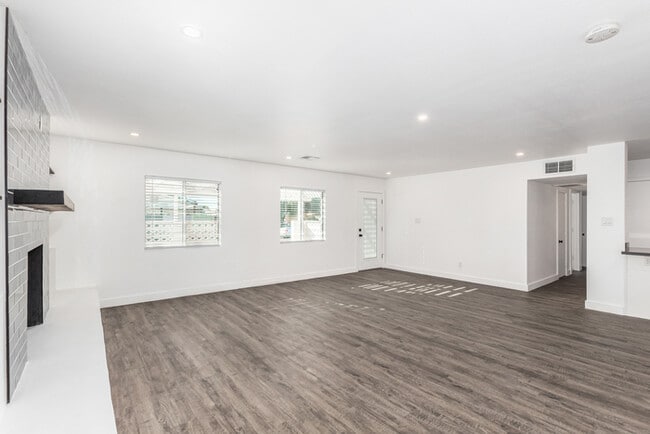 Building Photo - Amazing 3 bed 2 bath home with large backyard