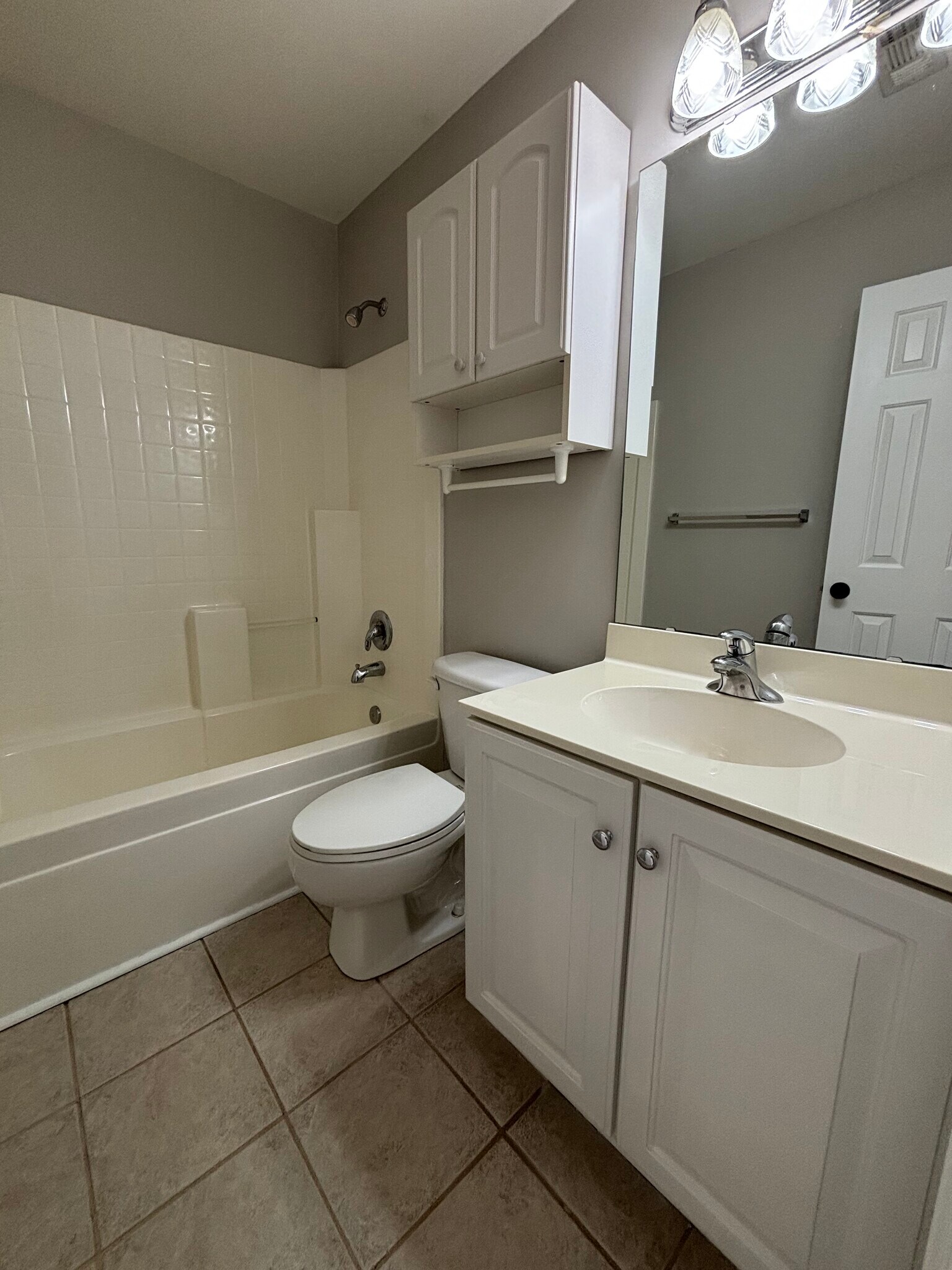 Upstairs Bath - 808 Woodsford Dr