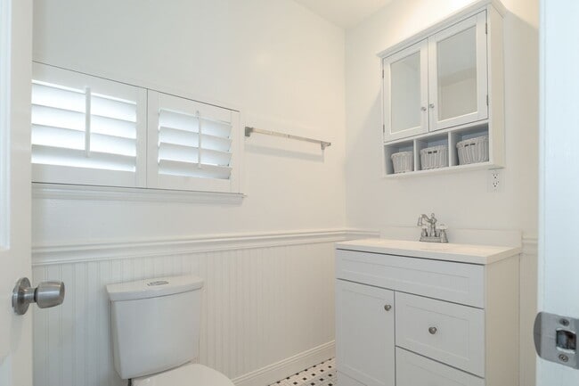 Building Photo - 3845 Sunset Ln