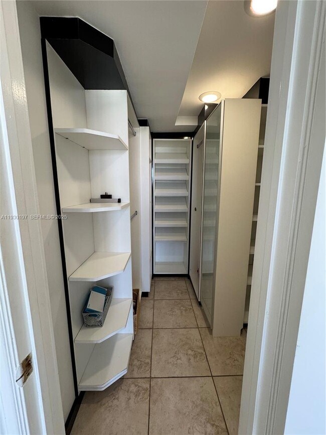 Building Photo - 100 Bayview Dr