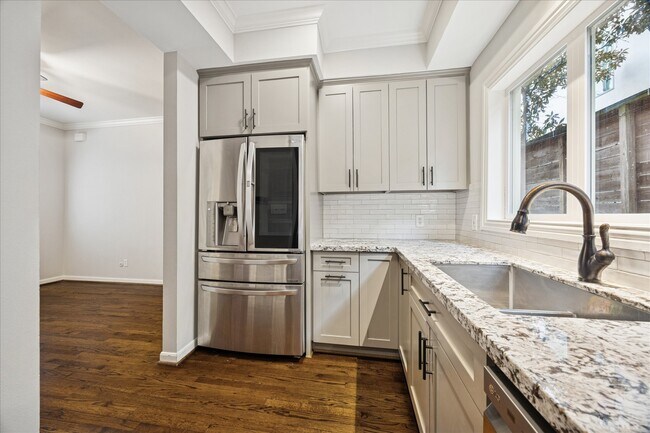 Building Photo - 2113 Potomac Dr