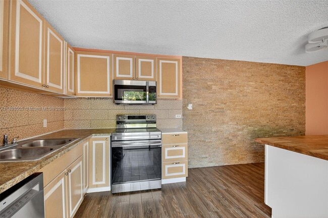 Building Photo - 2913 SW 22nd Cir