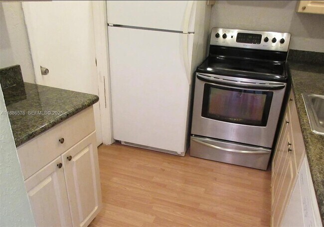 Building Photo - 2775 Taft St