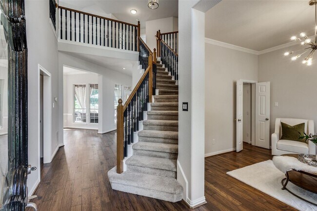 Building Photo - Located in a highly desirable neighborhood.