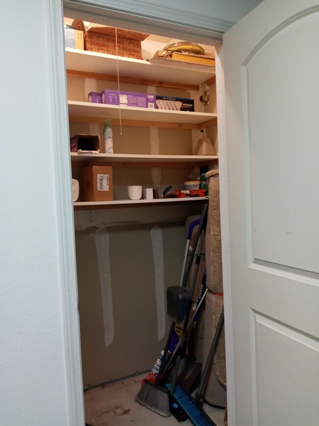 Building Photo - FOUR BEDROOMS!