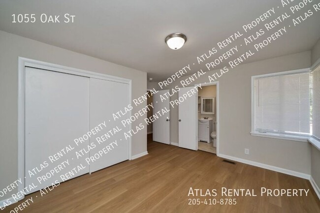 Building Photo - 1055 Oak St