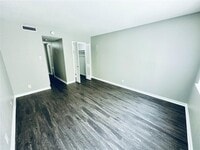 Building Photo - 601 W 11th St