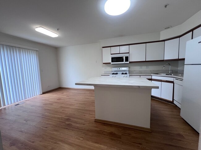Building Photo - 1350 Orleans Dr