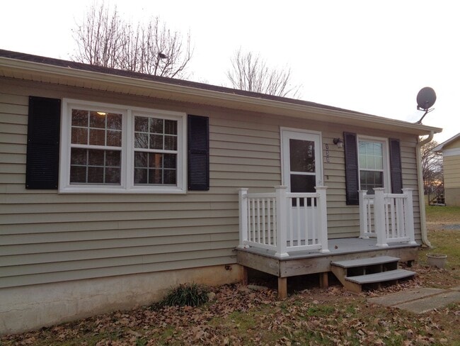 Building Photo - Cute House-Nice Sized Yard!