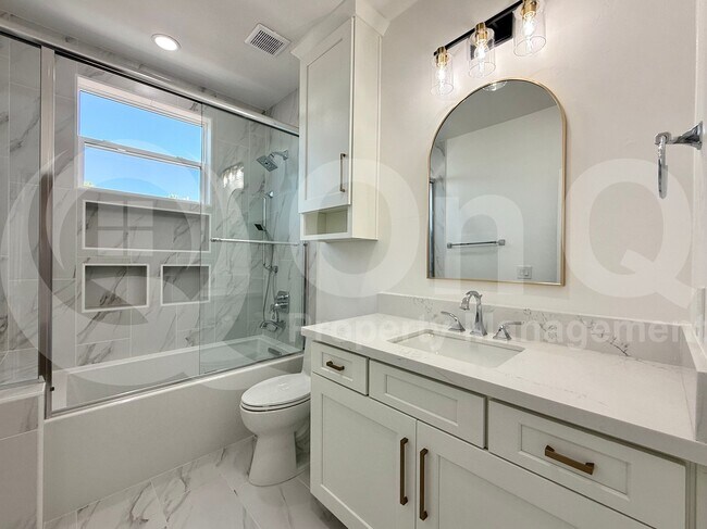 Building Photo - 1523 E Treasure Cove Dr