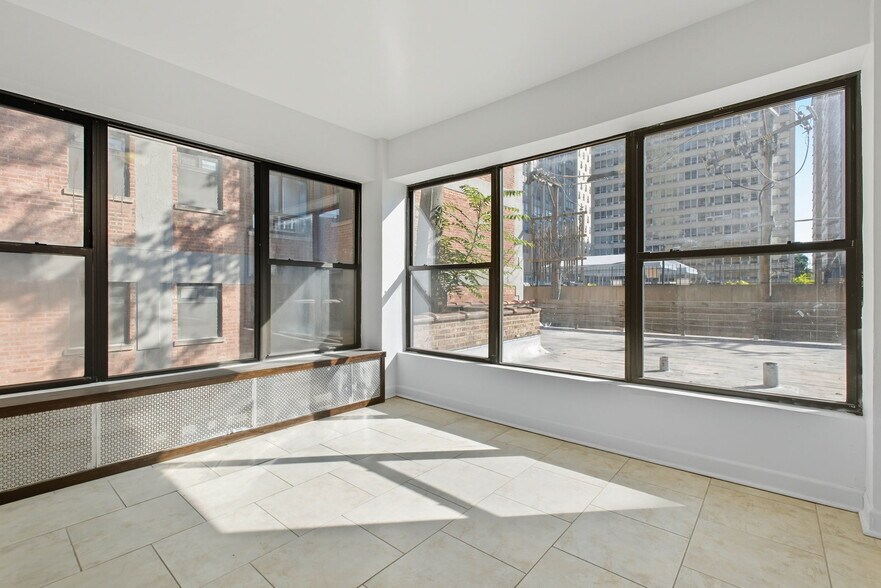 Building Photo - 3939 N Pine Grove Ave