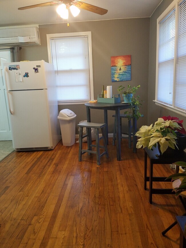 Building Photo - Quaint One BR Frog Rental - Steps from Park Circle with Private Yard!