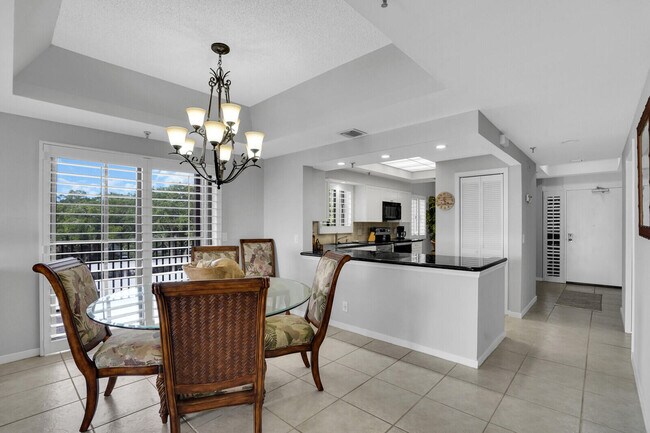 Building Photo - 11370 12 Oaks Way