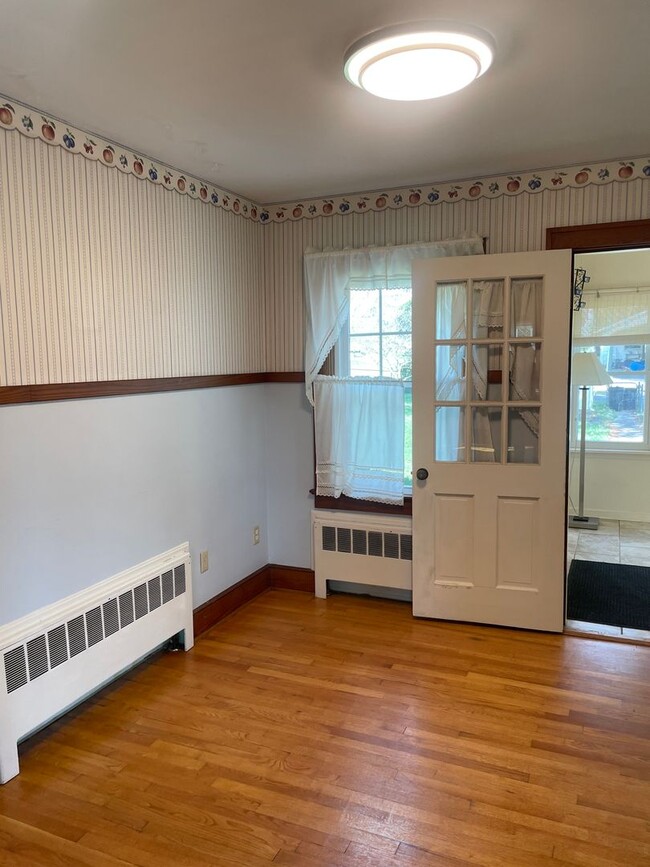 Building Photo - Roommate Needed for 4 BR 1 BATH home
