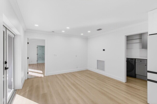 Building Photo - 360 SW 2nd St