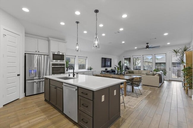 Building Photo - 557 Jefferson Dr