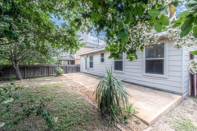 Building Photo - 180 Onyx Lake Dr