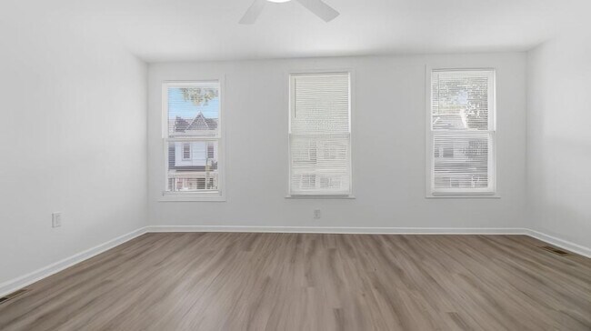 Building Photo - 1028 Kenyon St NW