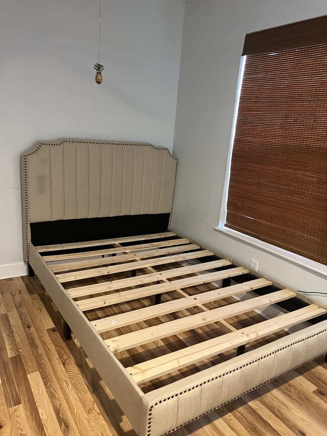 Queen bed frame - 529 SW Akron Ave