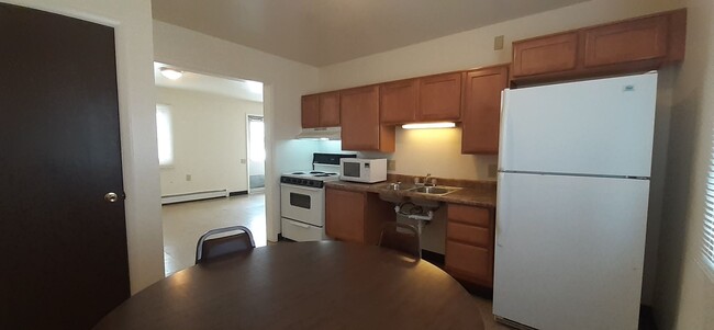 Building Photo - Spacious Studio Apartment - Available Now!...