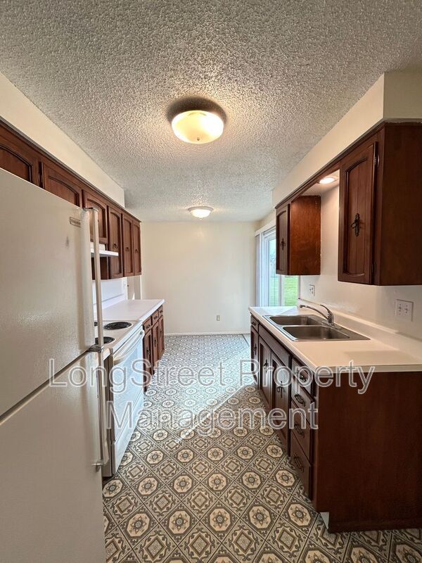 Building Photo - 324 NE Conifer Blvd