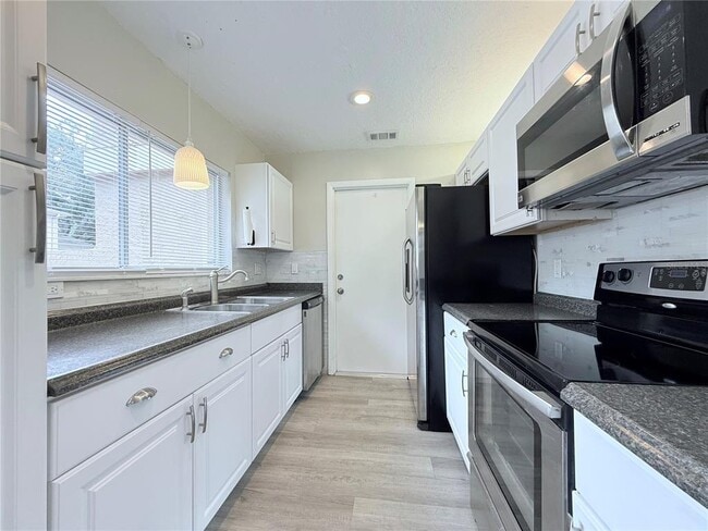 Building Photo - 11893 Raintree Dr