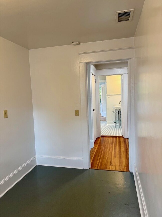 Building Photo - 302 Hasbrouck Ave