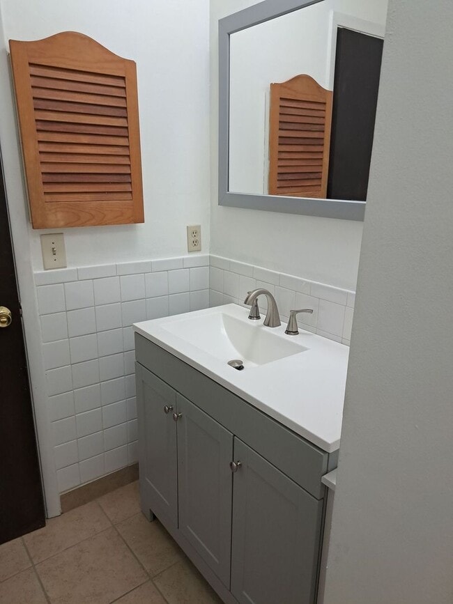 Building Photo - 4837 S Lakewood Dr