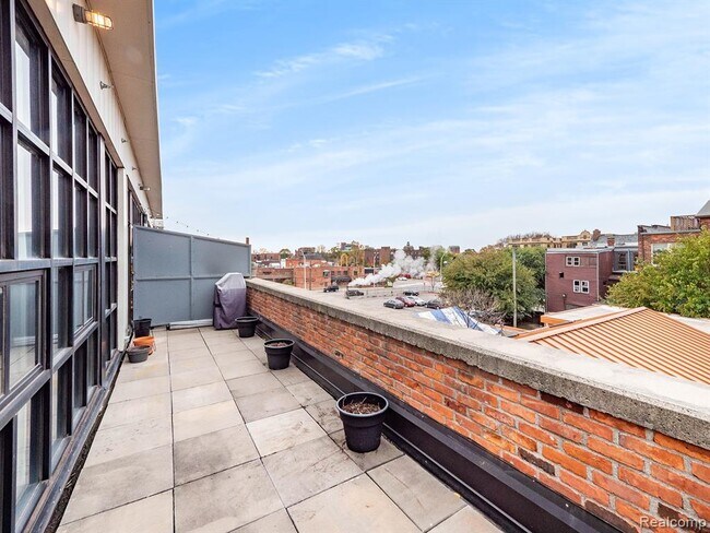 Building Photo - 460 W Canfield St
