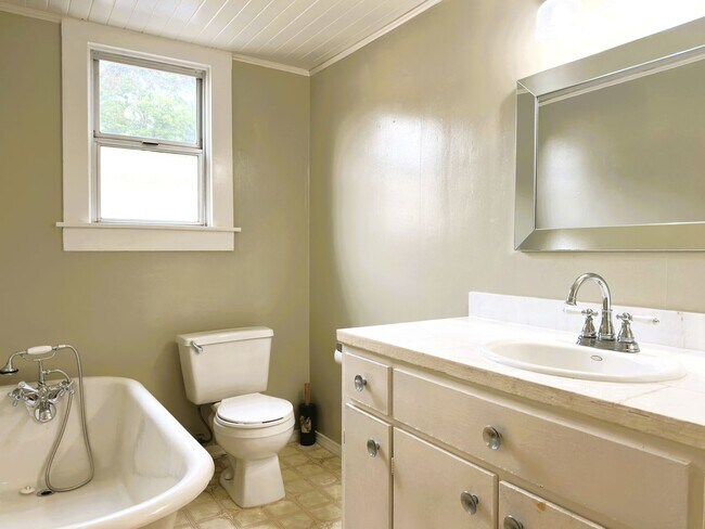 Building Photo - 402 Ormsby Ln