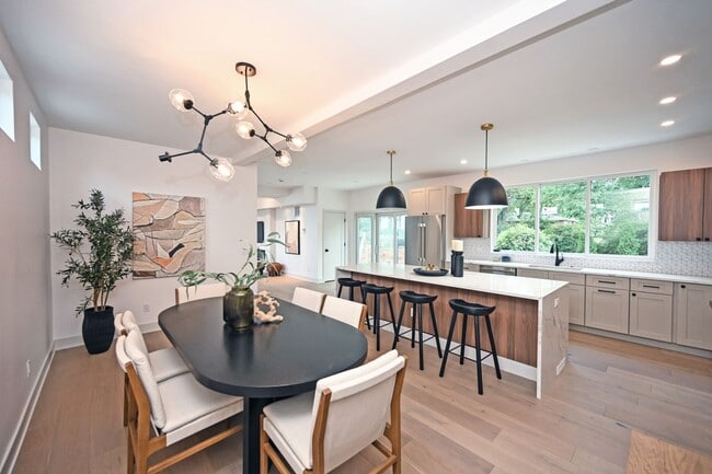 Primary Photo - 3 Bed, 3.5 Bath - Modern, sleek & steps fr...