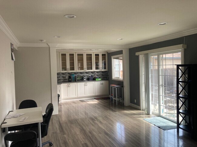 Building Photo - 1822 Eisenhower Dr