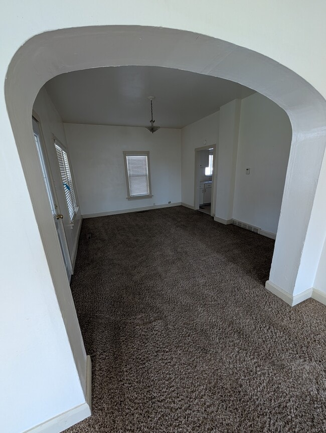 Building Photo - 207 E 100 N