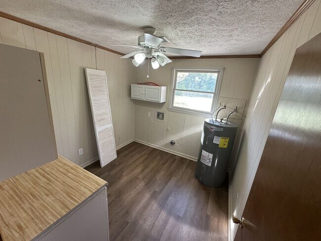Building Photo - 341 Hickory Dr