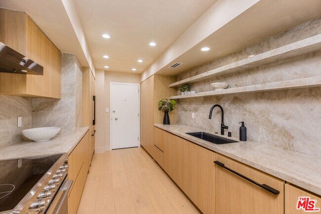 Building Photo - 818 N Doheny Dr