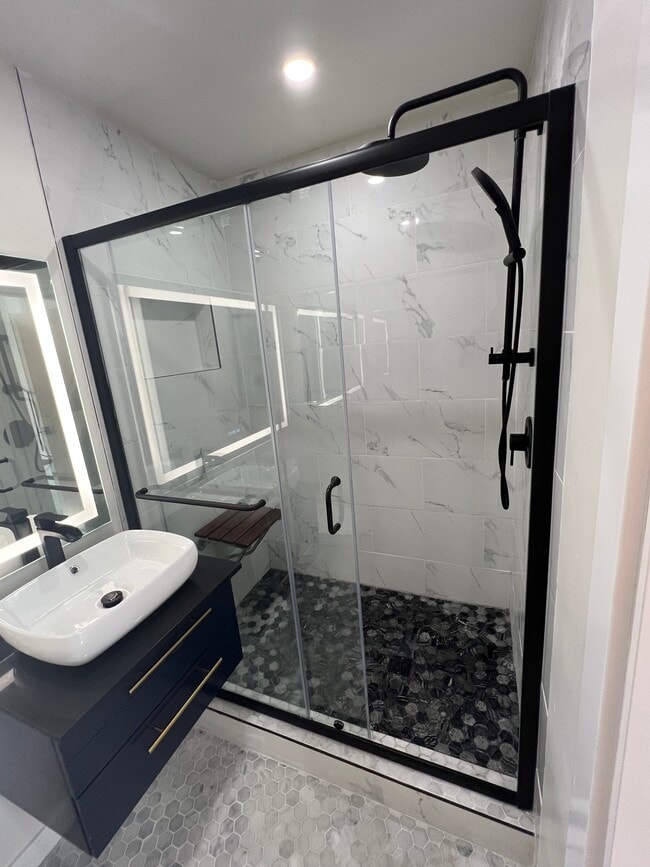 Chic rainfall shower - 4529 Valencia Dr