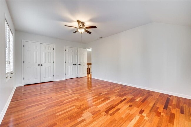 Building Photo - River Hills: 3 BR with 2 Full & 2 Half Baths