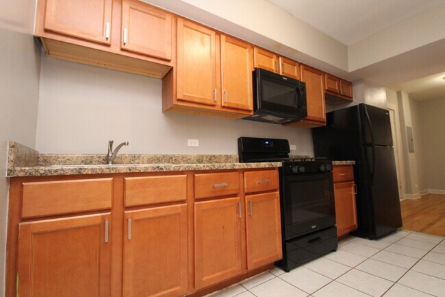 Building Photo - 1348 W Argyle St