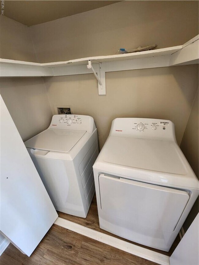 Building Photo - Beautifully renovated end-unit townhouse located in Central Virginia Beach