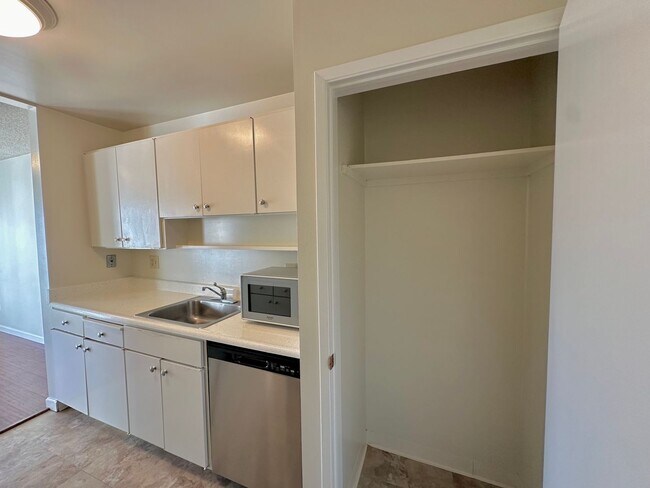 Building Photo - $500 OFF FIRST MONTH RENT - 1 Bed 1 Bath Available in Watergate Complex of Emeryville!!!