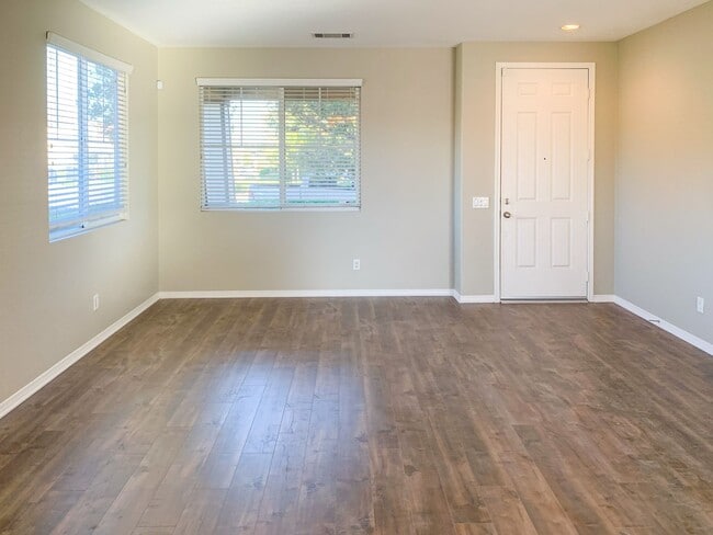 Building Photo - Large 5-Bedroom Home in the Heart of Lake ...