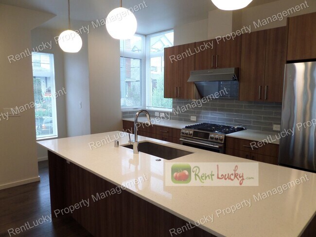 Building Photo - Stunning 4-Bedroom Newer Construction w/Huge VIEW Rooftop Deck in Fremont!!