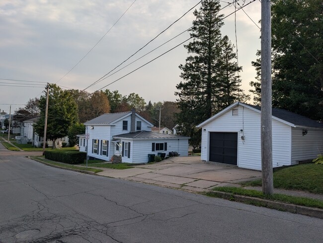 Building Photo - 123 W Mohawk St